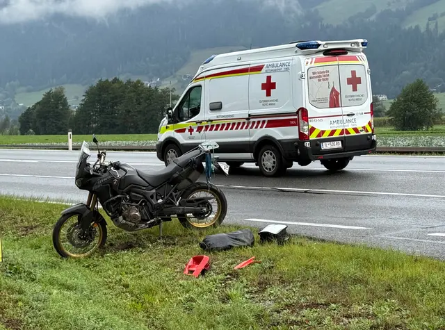 Mehrere Verkehrsunfälle mit Motorradbeteiligung ereigneten sich am 9. September 2026 in Tirol. Insgesamt wurden sechs Personen verletzt. (Bild: Unfall in Fügen) | Foto: zoom.tirol
