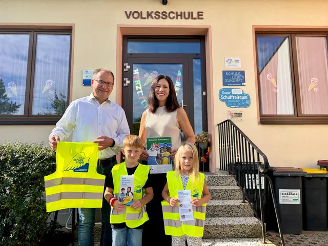 Zum Start ins neue Schuljahr überraschte Bürgermeister Christian Krottendorfer die Kinder der Volksschule Röschitz mit Warnwesten der Aktion Schutzengel. | Foto: Markus Kahrer