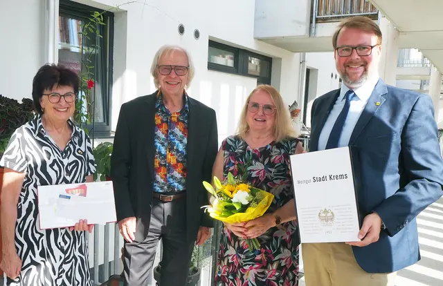 Herzliche Glückwünsche zum Jubiläum wurden dem Jubelpaar - Ernestine und Leopold Gräser - von Gemeinderätin Christa Eberl und Vizebürgermeister Florian Kamleitner überbracht. | Foto: Stadt Krems