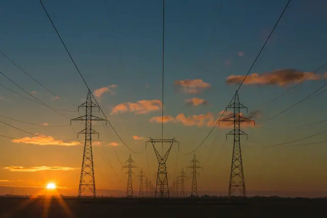 Im Nordburgenland werden bis 2035 bestehende 220-KV-Leitungen abgebaut und durch leistungsstarke 380-KV-Leitungen ersetzt. (Symbolbild) | Foto: Matthew Henry/unsplash