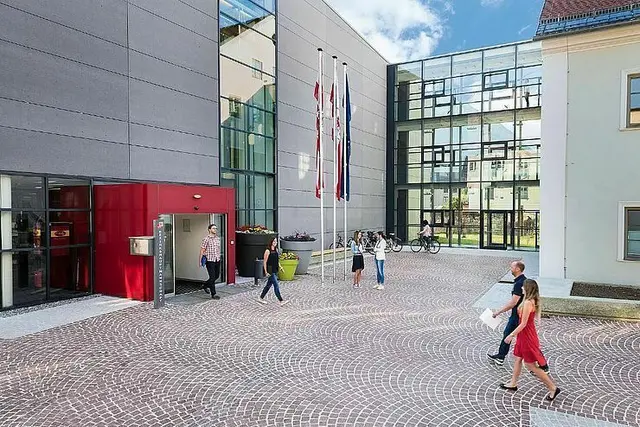 Im zweiten Halbjahr 2026 können sich Unternehmer:innen an drei Terminen in der Bezirkshauptmannschaft Reutte informieren. | Foto: BH Reutte