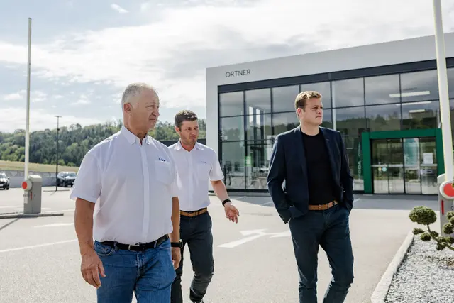Umwelt- und Klima-Landesrat Stefan Kaineder (r.) besucht Franz (l.) und Michael Ortner im E-Mobilitätszentrum von Auto Ortner in Wartberg ob der Aist. | Foto: Land OÖ/Dedl