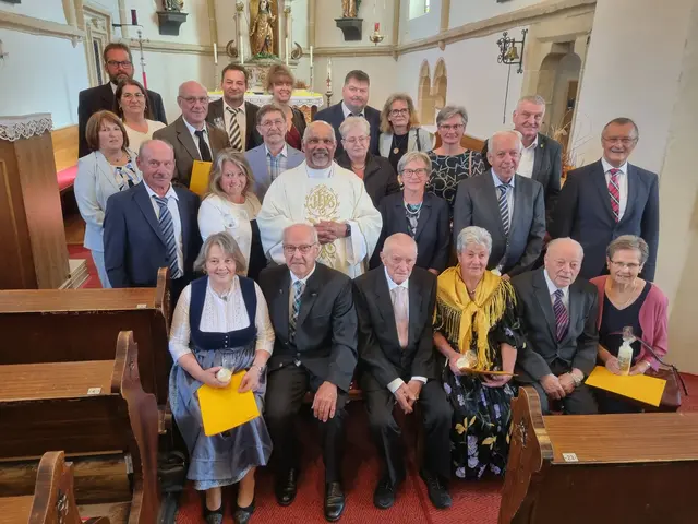 1. Reihe: Waglechner Hilda, Waglechner Josef, Redl Johann, Redl Elfriede, Redl Alois und Redl Franziska

2. Reihe: Kolm Gerhard, Kolm Martha, Moderator Dr. Isaac Padinjarekuttu, Zeitlinger Anna, Zeitlinger Walter, Strasser Hubert

3. Reihe: Biebl Evelin, Biebl Willibald, Kettinger Josef, Kettinger Brigitta, Kurz Hermine und Kurz Engelbert

4. Reihe: Wögerer Franz, Wögerer Ramona, Steindl Thomas, Steindl Sonja, Gründstäudl Christian und Grünstäudl Martina. | Foto: Pfarrgemeinde Großgöttfritz