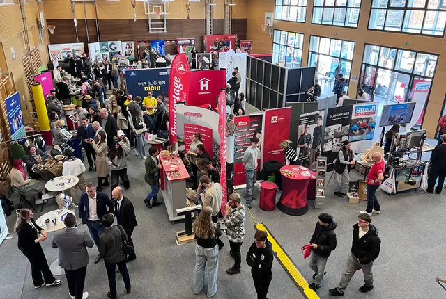 Zum Tag der Lehre in Eugendorf kamen 2025 wieder zahlreiche Besucherinnen und Besucher.  | Foto: AMS/Ebner