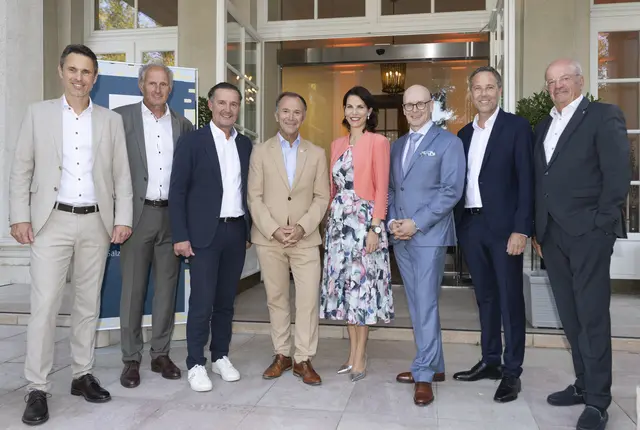 (v.l.) Salzburg Wohnbau-Geschäftsführer Georg Grundbichler, der ehemalige Salzburg Wohnbau-Geschäftsführer Roland Wernik, Landesrat Martin Zauner, Bürgermeister Bernhard Auinger, Landeshauptfrau Karoline Edtstadler, Landesrat Wolfgang Fürweger, Salzburg Wohnbau-Geschäftsführer Thomas Maierhofer und der ehemalige Salzburg Wohnbau-Geschäftsführer Christian Struber | Foto: Franz Neumayr