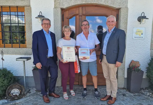 Gottfried Pilz (WK-Obmann Amstetten), Maria und Karl  Pihringer, Andreas Geierlehner (WK-Geschäftsstellenleiter Amstetten) | Foto: Pihringer