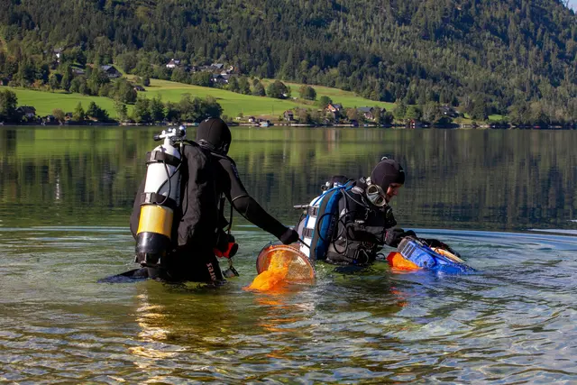 Freiwillige Helferinnen und Helfer sowie Taucherinnen und Taucher bargen rund 140 Kilogramm Müll vom Seegrund. | Foto: oebf/Jens Naumann