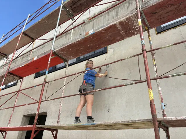Jasmin Eder, hier auf einer Baustelle in Perg, gibt einen Einblick in ihren Lehrberuf.  | Foto: MeinBezirk Perg/Huber
