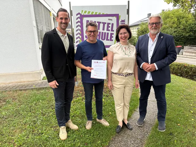 V.l.n.r.: Thomas Brindl, Johannes Schmidler, Direktorin Ingrid Christian und Bürgermeister Günther See (ÖVP). | Foto: WKO Wels