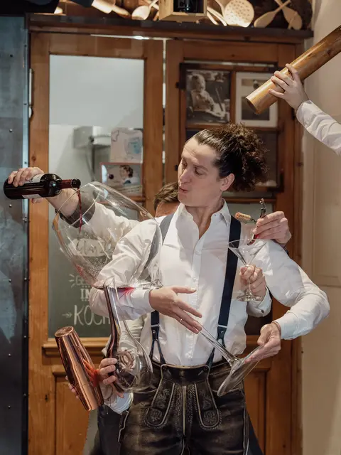 Auch Philipp Wruntschko weiß als Service-Chef zu unterhalten. | Foto: aundas - Die Andere Agentur