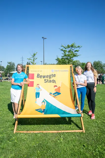 Das Sportzentrum Nord im Stadtteil Liefering stand wieder ganz im Zeichen von Bewegung, Spiel und Sport: Beim fünften "Sport-Action-Day" am 19. Juni 2026 verwandelten sich die Plätze, Hallen und das American Football Center der Salzburg Ducks in ein großes Bewegungsparadies für Kinder und Jugendliche.  | Foto: Stadt Salzburg/Anna Pirato