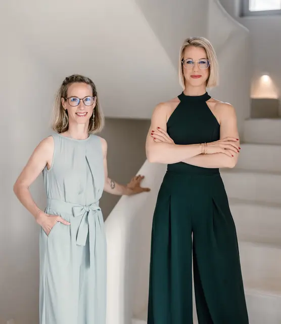 Barbara Pinnisch-Schneider und Magdalena Loitzl ziehen Bilanz: Im ersten Jahr haben die beiden über 70 Klientinnen und Klienten über jeweils sechs Monate intensiv begleitet. | Foto: Studio DLight