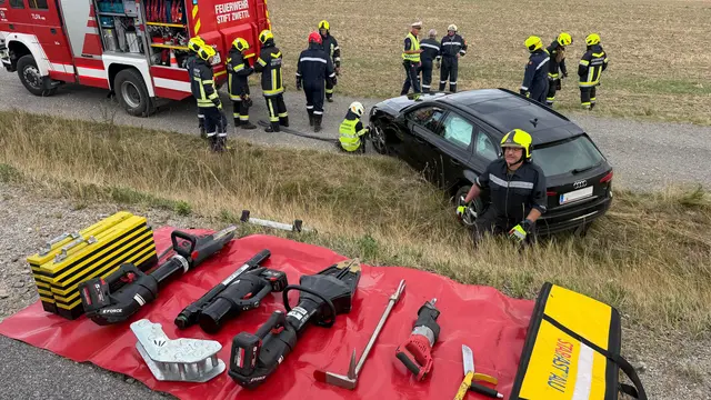 Der Fahrzeuglenker wurde mit dem Rettungswagen in ein angrenzendes Landesklinikum gebracht. | Foto: FF Friedersbach