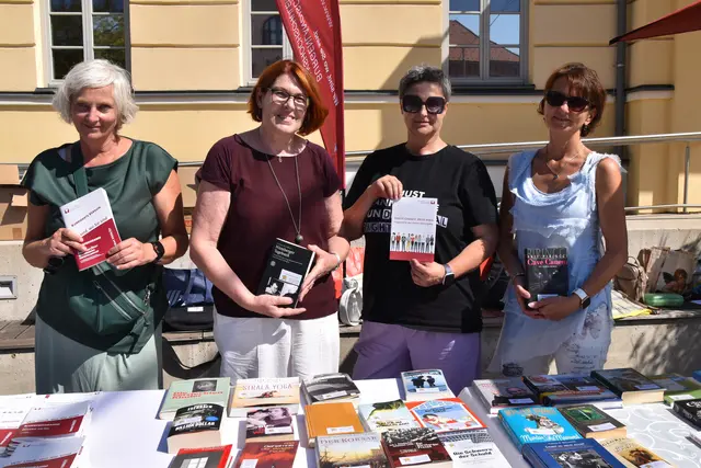 Die Burgenländischen Volkshochschulen luden am Mittwoch zur BookCrossing-Aktion vor dem Rathaus in Oberwart. | Foto: MeinBezirk/Michael Strini