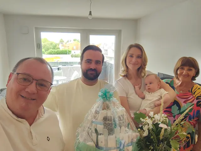Vizebürgermeister Heinz Blocher und Gemeinderätin Christa Forster gratulieren der Familie Sydorenko-Berec zur Geburt ihres Sohnes Banjamin Sydorenko. | Foto: Gemeinde Lanzendorf