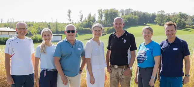 Von links: Landespolizeidirektor-Stellvertreter Günther Humer, Bezirkshauptfrau Andrea Wildberger, Herbert Auer (Anteilsverwaltung der Sparkasse OÖ), Cornelia Altreiter-Windsteiger (Leiterin der Abteilung Soziales des Landes OÖ), Landesrat Christian Dörfel, Dorothea Dorfbauer (Geschäftsführerin des Diakoniewerks) und Stefan Hutter (Präsident der Lebenshilfe Oberösterreich).  | Foto: Land OÖ/Antonio Bayer