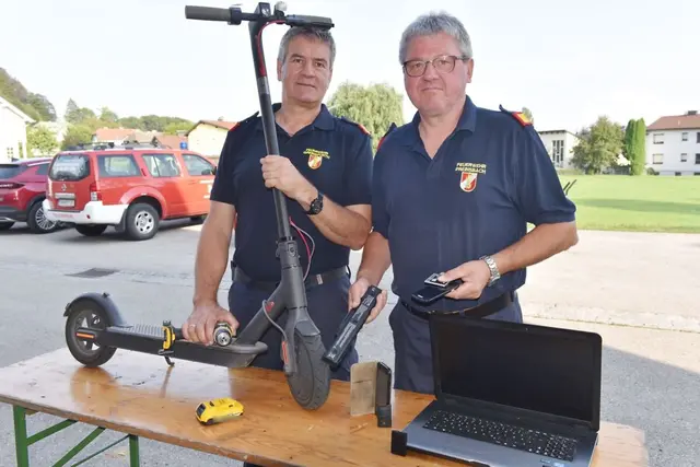 "Handy, E-Bike, Akkuschrauber, Laptop, E-Zigarette oder elektrische Zahnbürste – Lithium-Ionen-Akkus stecken mittlerweile in unzähligen Geräten", weiß  Brandschutz-Experte Stefan Schaub (links). | Foto: Wolfgang Zarl