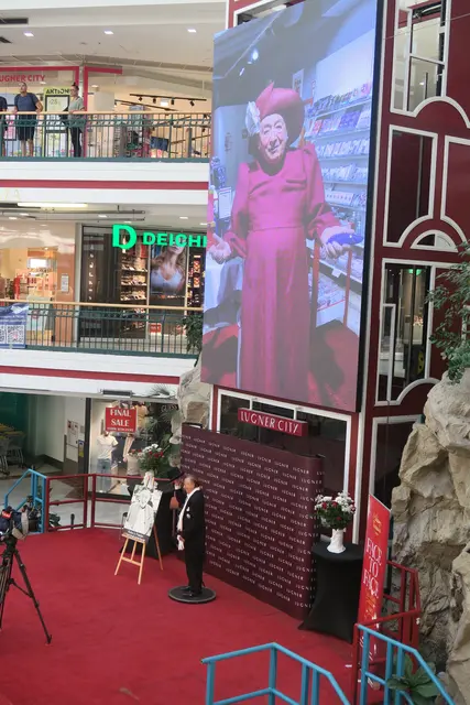 Im Hintergrund laufen die legendären Werbe-Videos des Hausherrn, der sich für Social-Media-Videos gerne verkleidete. | Foto: Patricia Hillinger/MeinBezirk