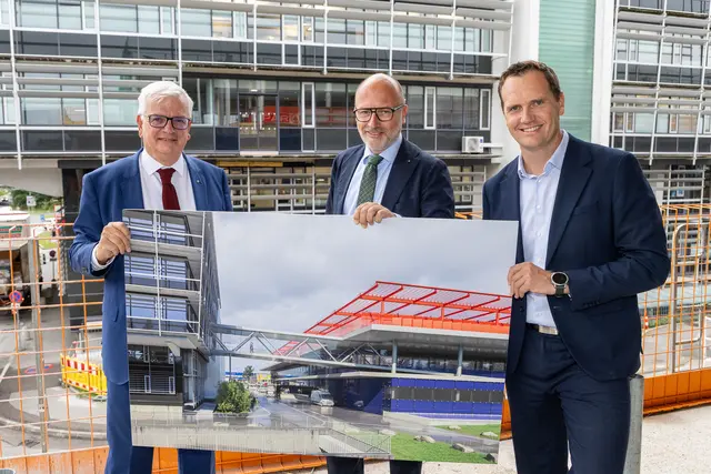 v.l.n.r. Mag. Marcus Wild (SPAR Immobilienvorstand), Mag. Christoph Andexlinger (SES-CEO und EUROPARK-Geschäftsführer) und Mag. (FH) Manuel Mayer (EUROPARK Center-Manager) vor dem geplanten Brückenübergang zwischen EUROPARK und SPAR-Hauptzentrale

 | Foto: Franz Neumayr