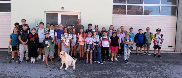 Herbert vom Lilienhof begrüßt gemeinsam mit 
Therapiebegleithund Nala die Kinder vom Radfelder 
Ferienexpress.  | Foto: Gemeinde Radfeld 