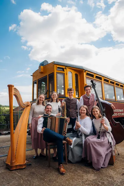 Das siebenköpfige Ensemble macht sich auf den Weg in die Bauernmarkthalle Ried. | Foto: Patricia Ritt