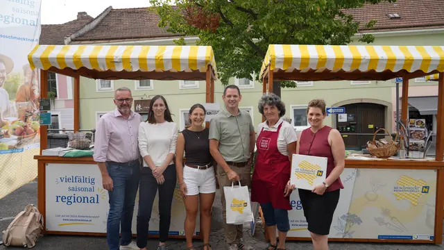 Besuch am Wochenmarkt in Neulengbach: Reinhard Hubauer (Leiter Allgemeine Verwaltung), Katharina Ehart (Citymanagement), Klara Schaubmair (Landesverband Urlaub am Bauernhof und Privatzimmervermietung in Niederösterreich), Bürgermeister Jürgen Rummel, Seminarbäuerin Gerlinde Wiesinger und Verena Kaiser von "So schmeckt Niederösterreich". | Foto: So schmeckt NÖ