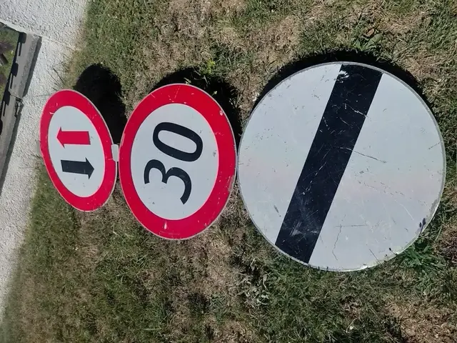 Die verschwundenen Verkehrszeichen aus Irnfritz-Bahnhof sind wieder da. | Foto: Gemeinde Irnfritz-Messern