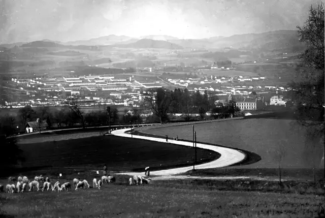 Blick vom Stadtberg auf die beeindruckende Barackensiedlung, in der 20.000 Kriegsgefangene untergebracht waren. | Foto: Sammlung Mühlviertler Schlossmuseum Freistadt