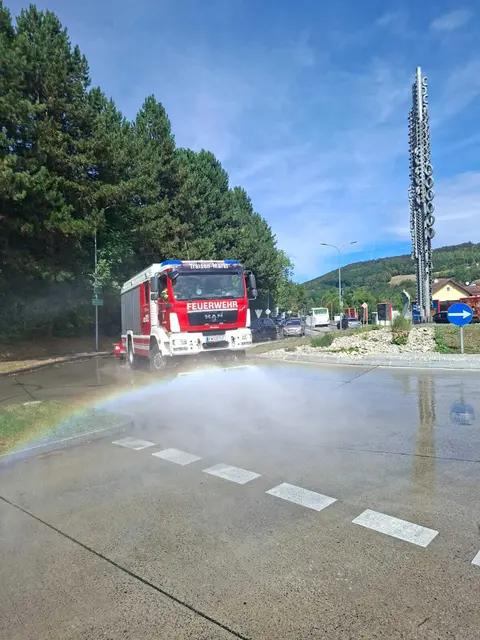 Gefahr auf der Straße: Vor allem im Kreisverkehr Traisen musste die rutschige Fahrbahn dringend gereinigt werden. | Foto: Foto: FF Traisen Markt