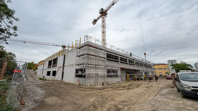 Der Rohbau für einen neuen Zubau für die Klinik Donaustadt steht. Ende 2027 soll die neue Speisenversorgung fertig sein. | Foto: Andreas Pölzl/MeinBezirk