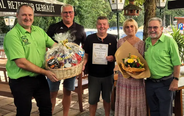 Groß war die Freude für das 200. Mitglied in der Ortsstelle Suben. Von links: Siedlervereinsobmann Stefan Fuchs, Subens Bürgermeister Markus Wimmer, Wolfgang und Petra Zaglmayr und Obmann-Stellvertreter Hubert Auinger. | Foto: Siedlerverein St. Florian am Inn