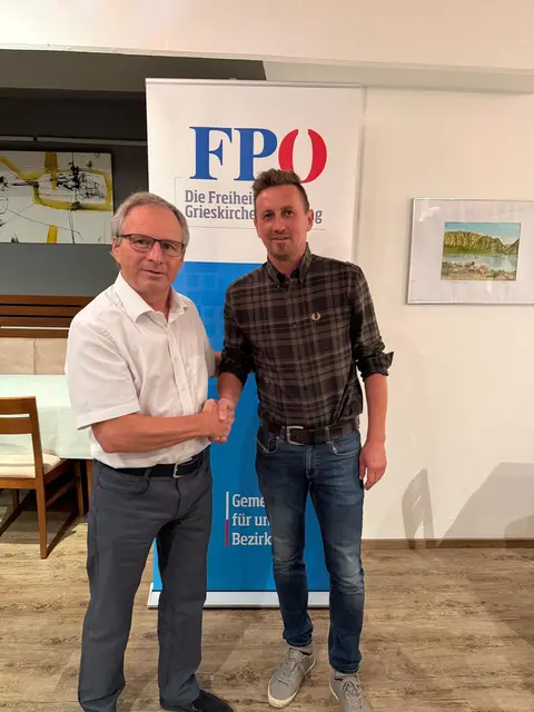 Bezirksparteiobmann Wolfgang Klinger gratuliert dem wiedergewählten Ortsparteiobmann Thomas Prötsch-Gugerbauer. | Foto: FPÖ Haag am Hausruck 
