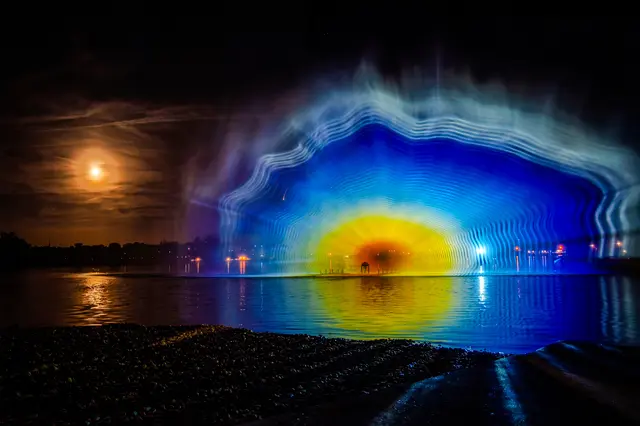 Die Wasser-Lichtershow "Æterna Profundis" zieht große und kleine Besucher in ihren Bann.  | Foto: Norbert Grasberger