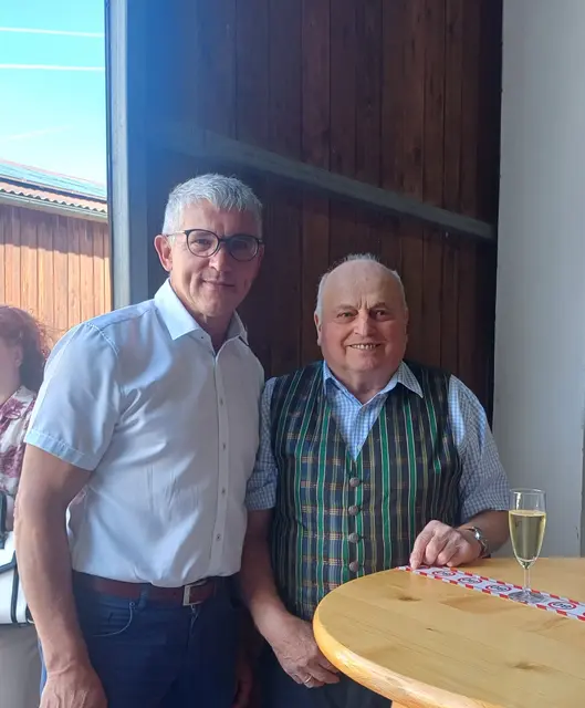 Bürgermeister Andreas Pichler gratulierte Johann Ecker zum Runden. | Foto: Marktgemeinde Lichtenau