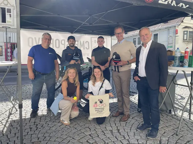 Mitwirkende und Vertreter der Marktgemeinde Weyer – Lepold Buchriegler
(Bürgermeister) und Gerhard Klaffner (Altbürgermeister) – mit den beiden
Managerinnen Alexandra Weinberger (Regionales Mobilitätsmanagement RMOÖ) und Rebecca Lederhilger (KEM Ennstal-Steyrtal). | Foto: RMOÖ