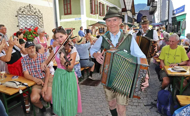 n der Kirchengasse und im Innenhof des Schlosses Neuwildenstein wurde gemeinsam musiziert und aufgegeigt. | Foto: Hörmandinger