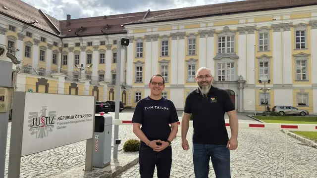 Helmut Eder (l.), Referent für Gefängnisseelsorge der Diözese Linz und Gefängnisseelsorger Christoph Gansinger begleiten im Forensisch-therapeutischen Zentrum Garsten Häftlinge. | Foto: Diözese Linz/Reinhard Steininger