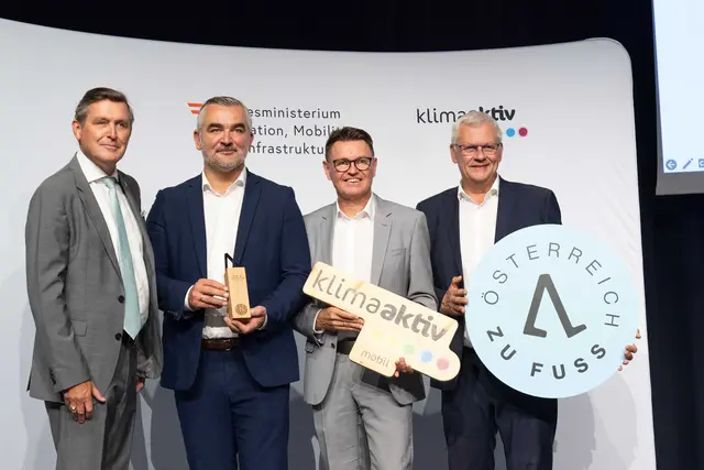 Das Burgenland erhielt beim Fußverkehrs- und Radgipfel in Eisenstadt die Auszeichnung „Pionier im Fußverkehr“: (v.l.) Bundesminister für Innovation, Mobilität und Infrastruktur Peter Hanke, Landesrat Heinrich Dorner, Gemeindebund-Vizepräsident Bürgermeister Erich Trummer, Städtebund-Vizepräsident LAbg. Bürgermeister Thomas Steiner. | Foto: Landesmedienservice Burgenland