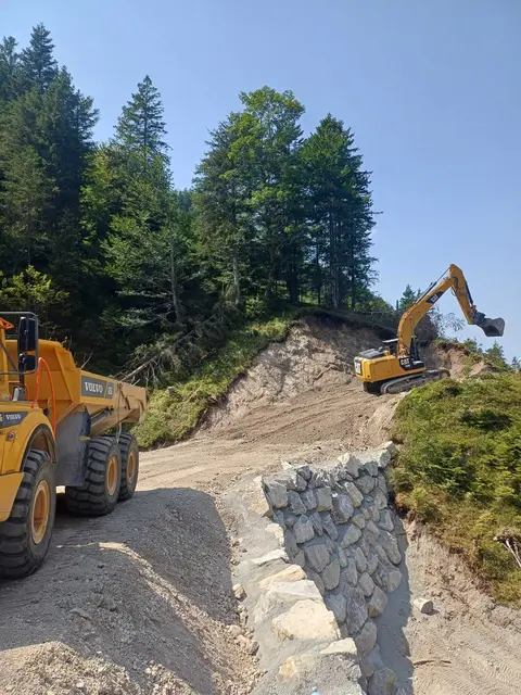 Die Bauarbeiten waren herausfordernd. Bis zu vier Bagger waren gleichzeitig im Einsatz. | Foto: GGA Breitenwang