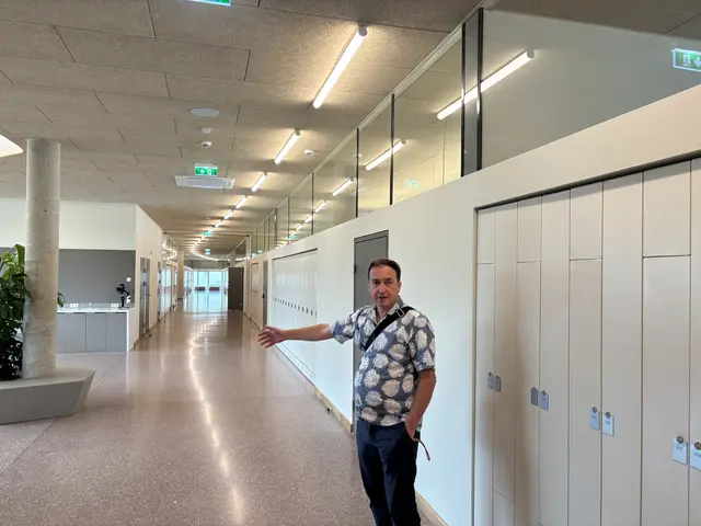 Architekt Peter Polding erläuterte bei der Führung die Leitgedanken hinter der Umgestaltung. Ziel war es, die Identität der Schule zu bewahren und zugleich neue Räume für Sicherheit, Erinnerung und Begegnung zu schaffen. | Foto: MeinBezirk/Antonia Unterholzer