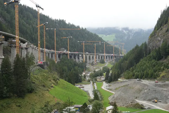 Das erste Tragwerk, das direkt neben der alten Brücke entsteht, soll Ende 2027 fertiggestellt werden. Anschließend wird die alte Brücke abgebrochen und das zweite Tragwerk errichtet. | Foto: MeinBezirk/Thomas Geineder