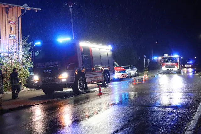 Nächtlicher Feuerwehreinsatz in Altmünster. | Foto: laumat/Matthias Lauber
