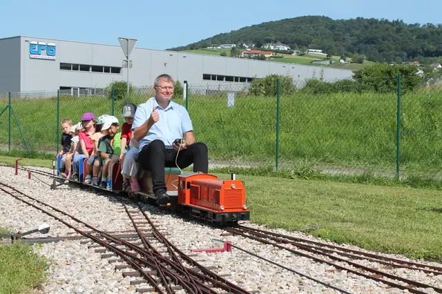 Der Steyregger Bürgermeister Gerhard Hintringer (SPÖ) war früher selbst Lokführer und stellte dem Verein ein Grundstück für die Gartenbahn zur Verfügung. | Foto: Karl Brandstötter