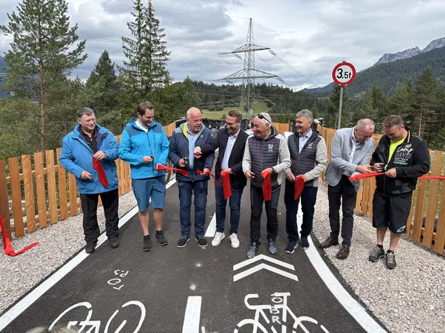Das Band ist durchschnitten, der Weg damit offiziell frei: Am Freitagvormittag wurde der neue Radweg offiziell eröffnet. | Foto: MeinBezirk/Günther Reichel