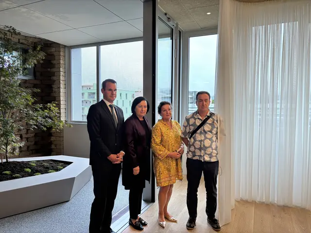 Bildungslandesrat Stefan Hermann, Bildungsdirektorin Elisabeth Meixner, Schulleiterin Liane Strohmaier und Architekt Peter Polding im „Stillen Raum“. Der ehemalige Klassenraum wurde zu einem Ort des Gedenkens und der Ruhe umgestaltet. | Foto: MeinBezirk/Antonia Unterholzer