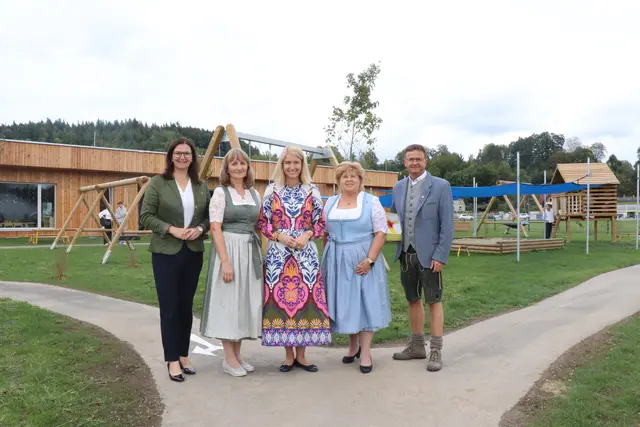 LAbg. Elisabeth Gneißl, Bettina Klein, Bildungslandesrätin Christine Haberlander, Bürgermeisterin Adelheid Fellinger und Vizebürgermeister Markus Dißlbacher (v.l.).  | Foto: MeinBezirk/Hannah Hingsamer