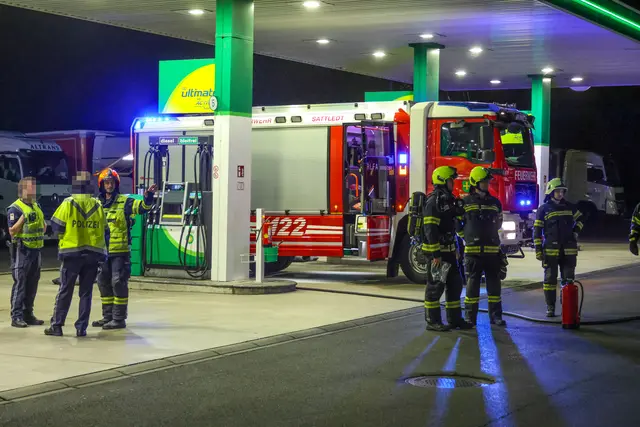 Nachdem es zu einer chemischen Reaktion in einer Autobatterie gekommen war, kam es zum Pkw-Brand auf einer Raststation in Sattledt. | Foto: laumat.at