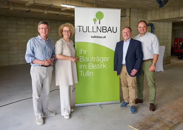 Bürgermeister Peter Eisenschenk, Wohnbau-Landesrätin Christiane Teschl-Hofmeister, Obmann Tullnbau Harald Schinnerl und Baumeister Johann Vonwald. | Foto: NLK Pfeiffer