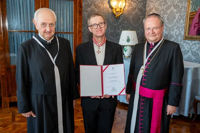 Andreas Redtenbacher, Manfred Weißbriacher und Propst Anton Höslinger bei der Verleihung des „Leopoldskreuz in Silber“. | Foto: Stift Klosterneuburg/Walter Hanzmann