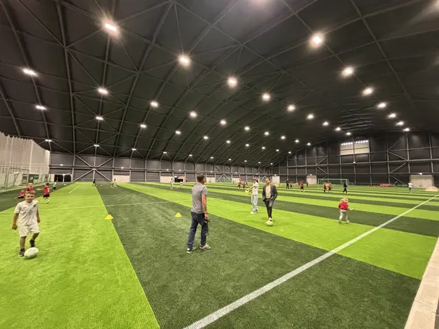 Die neue, von der FIFA zertifizierte, Indoor-Kunstrasen-Spielfläche erstreckt sich auf 90 × 60 Meter. | Foto: MeinBezirk